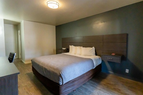 Econo Lodge Inn & Suites image 8