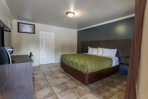 Econo Lodge Inn & Suites image 9