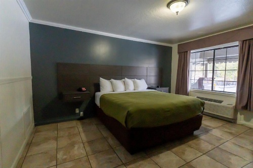 Econo Lodge Inn & Suites image 10