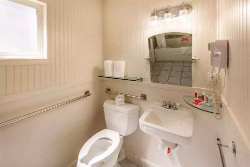 Econo Lodge Inn & Suites image 2