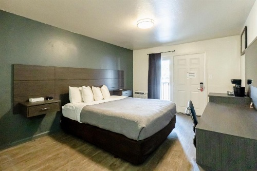 Econo Lodge Inn & Suites image 6