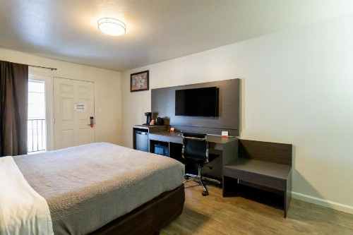 Econo Lodge Inn & Suites image 7